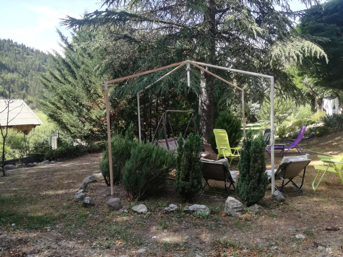 Gites Les Tilleuls Clamensane Esterno foto