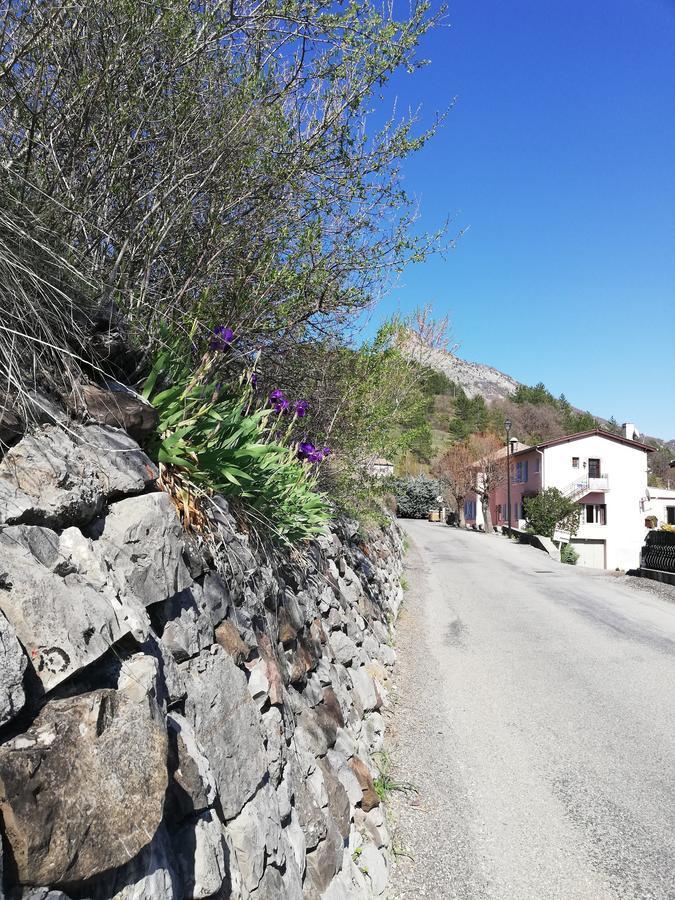 Gites Les Tilleuls Clamensane Esterno foto